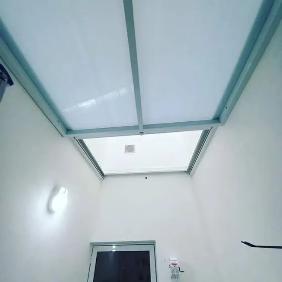 Detalhe do trilho e rodízio da cobertura móvel