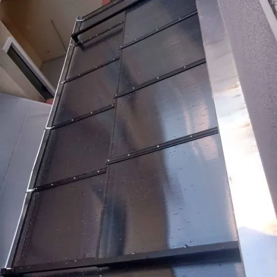 Equipe técnica instalando estrutura de cobertura retrátil