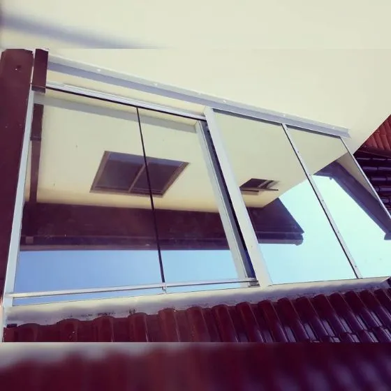 Terraço comercial com teto móvel