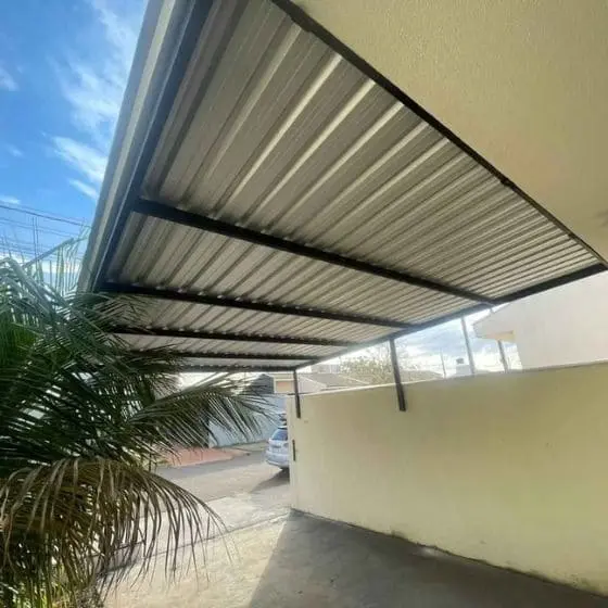 Estrutura de cobertura metálica com telhas trapezoidais instaladas