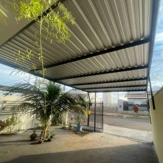Cobertura metálica em área de garagem residencial