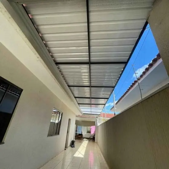 Ambiente protegido por cobertura metálica com ventilação natural