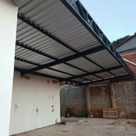 Processo de fabricação de telhas metálicas em fábrica própria