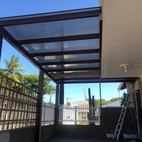 Estrutura de pergolado com cobertura