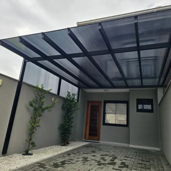 Pergolado de ferro com pintura preta instalado em jardim