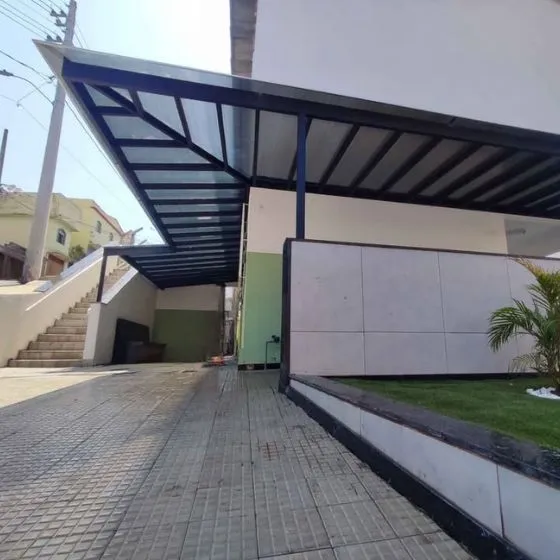 Equipe técnica realizando instalação de pergolado
