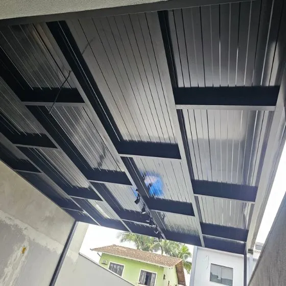 Detalhe do encaixe das telhas termoacústicas