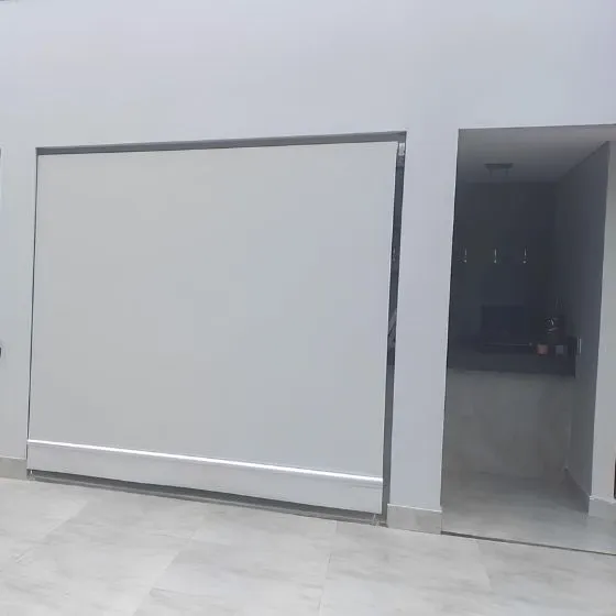 Toldo cortina de tela screen instalado em varanda