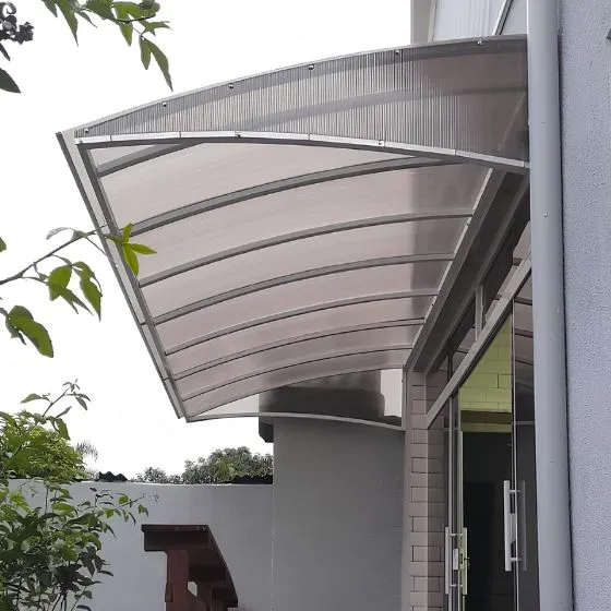 Detalhe da estrutura metálica com chapa de policarbonato alveolar