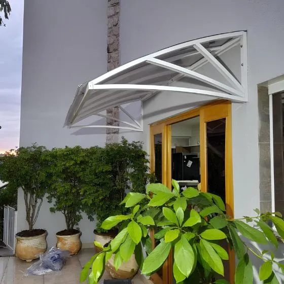 Toldo de policarbonato cobrindo varanda gourmet