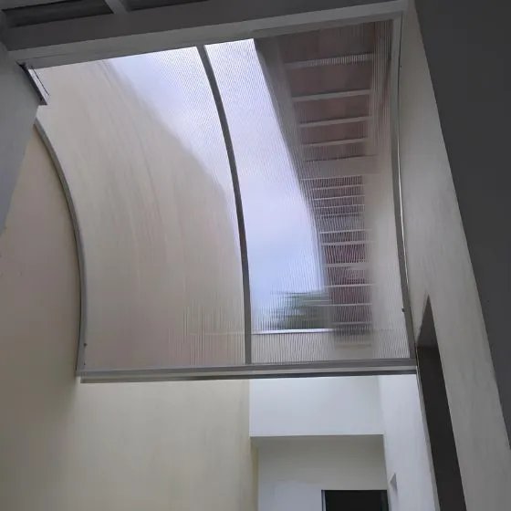 Vista externa de residência com cobertura de policarbonato