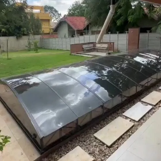 Equipe técnica realizando instalação de cobertura retrátil em piscina