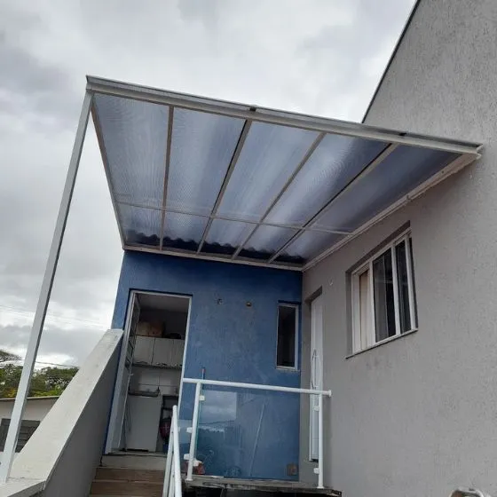Cobertura de policarbonato alveolar instalada