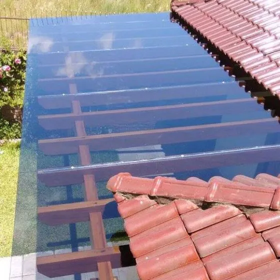 Área externa protegida com teto em vidro