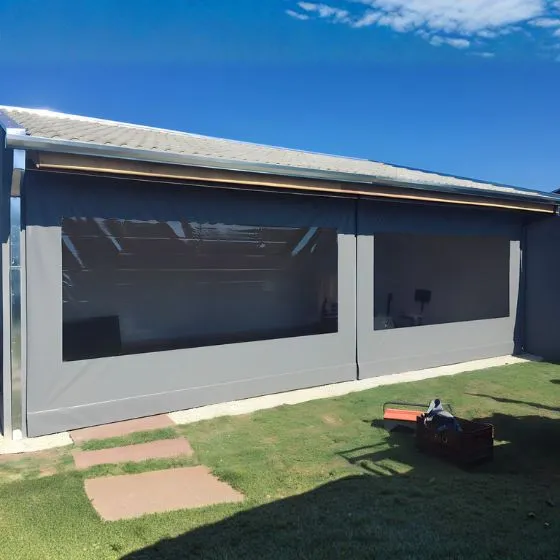 Toldo retrátil com acabamento profissional após manutenção