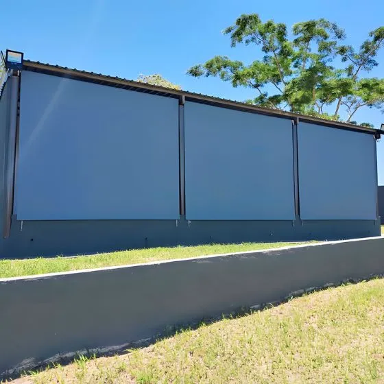 Toldo retrátil de fachada comercial em manutenção