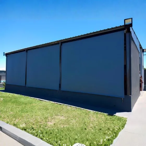 Toldo retrátil com acionamento regulado após manutenção